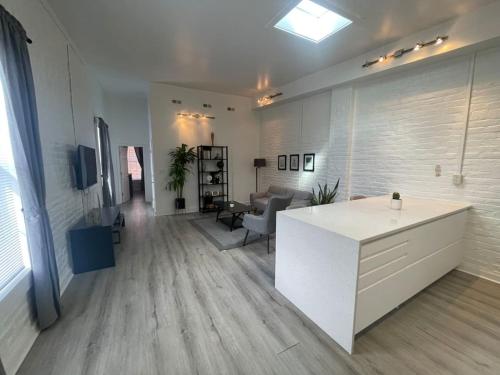 Vibe Central - Chic Shockoe 1BR - image 9