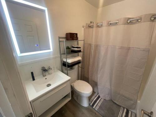 Vibe Central - Chic Shockoe 1BR - image 8