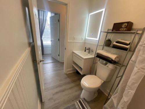 Vibe Central - Chic Shockoe 1BR - image 11