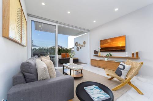 Stylish New 3BR Condo 5-Min Walk from DT and Beach in Cabo San Lucas, Mexico