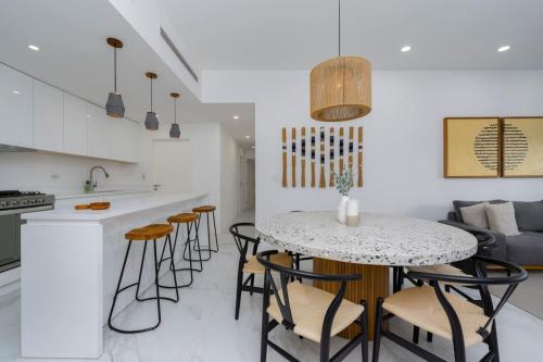 Stylish New 3BR Condo 5-Min Walk from DT and Beach in Cabo San Lucas, Mexico