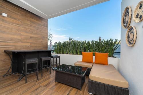 Stylish New 3BR Condo 5-Min Walk from DT and Beach in Cabo San Lucas, Mexico