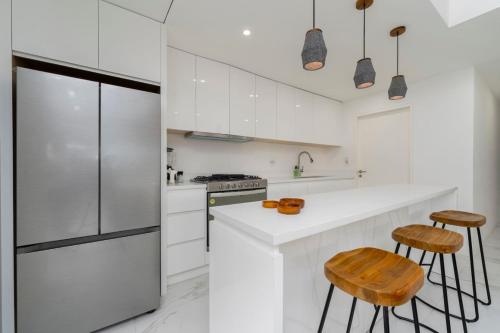 Stylish New 3BR Condo 5-Min Walk from DT and Beach in Cabo San Lucas, Mexico