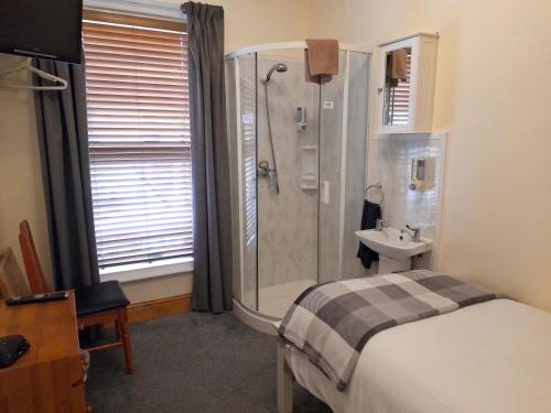 Single Room with Shared Toilet image 5