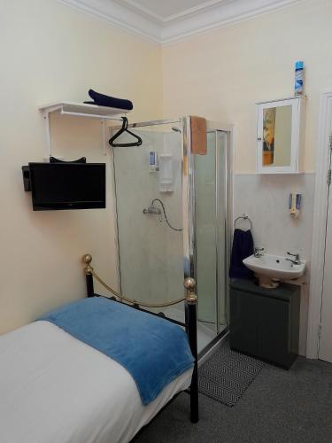 Single Room with Shared Toilet image 4