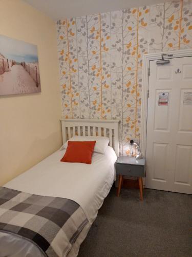 Single Room with Shared Toilet image 3