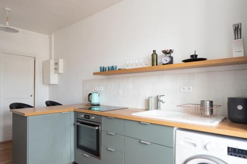 Charming 58 m love nest in the heart of Paris - image 3