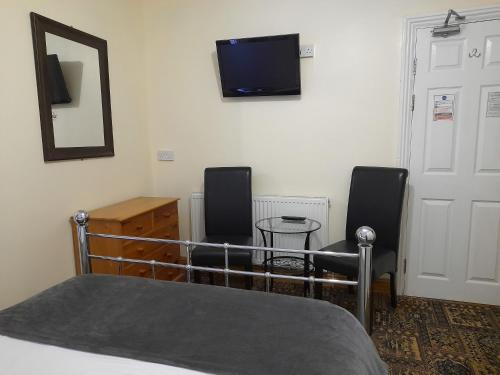 Large Double Room image 6