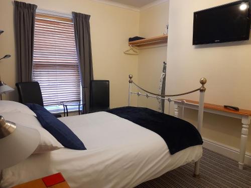 Large Double Room image 7