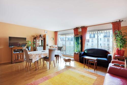 Apt with balcony overlooking the Eiffel Tower