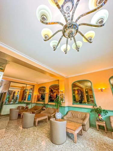 ล็อบบี้, เลอ ด็อมโฮเต็ล (Le Dome Hotel) near น้ำพุรูปปั้นเด็กผู้หญิงนั่งฉี่เจนเนเคพิส
