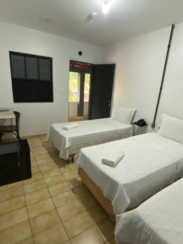 3 twin beds