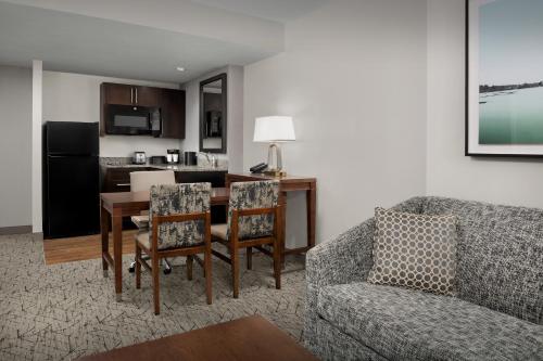 One-Bedroom King Suite with Kitchen - Non-Smoking