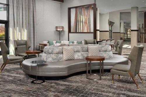 Embassy Suites Springfield - image 2