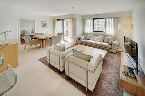Deluxe One-Bedroom Apartment image 10