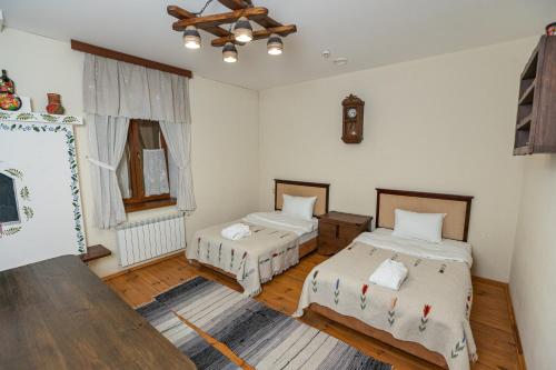 2 twin beds