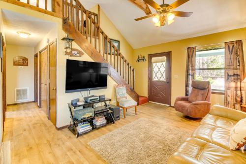 Pet-Friendly Byrdstown Cottage with Deck and Fire Pit! in Byrdstown, USA