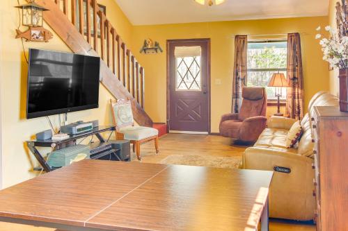 Pet-Friendly Byrdstown Cottage with Deck and Fire Pit! in Byrdstown, USA