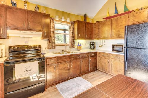 Pet-Friendly Byrdstown Cottage with Deck and Fire Pit! in Byrdstown, USA