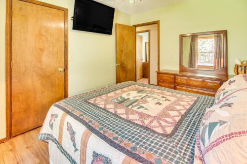 Pet-Friendly Byrdstown Cottage with Deck and Fire Pit! in Byrdstown, USA