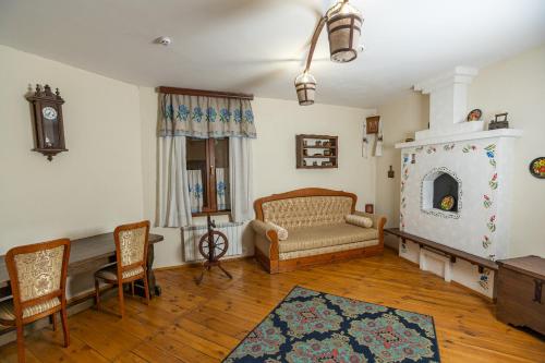 1 queen bed, 1 sofa bed