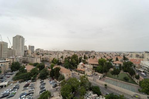 Spacious 1 Bedroom in Savyon View - Isrentals - main image