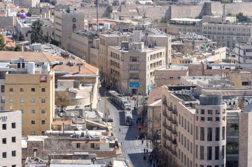 Spacious 1 Bedroom in Savyon View - Isrentals - main image