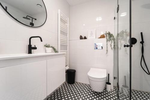 Stylish 1 Bedroom Savyon View - Isrentals - image 11