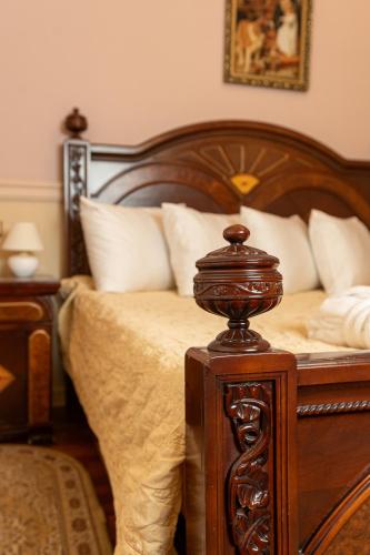 1 king bed, 1 sofa bed