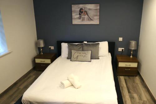 Ferndown Holiday Let - Tap to explore photos