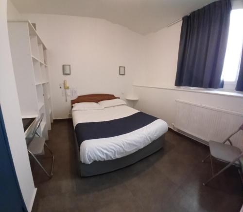 1 double bed, 2 twin beds
