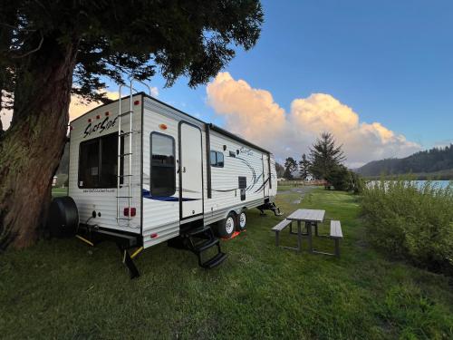 A környék, Surfside Glamping camper in Klamath