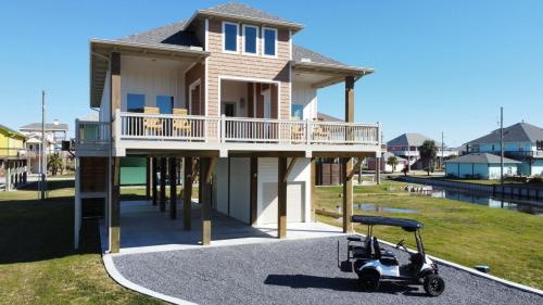 500 ft to beach Upscale Beach Home Golf Cart with Fire pit For 14 in Bolivar Peninsula, USA