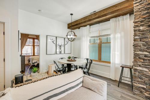 Dtwn Blowing Rock Condo with Private Hot Tub! in Blowing Rock, USA