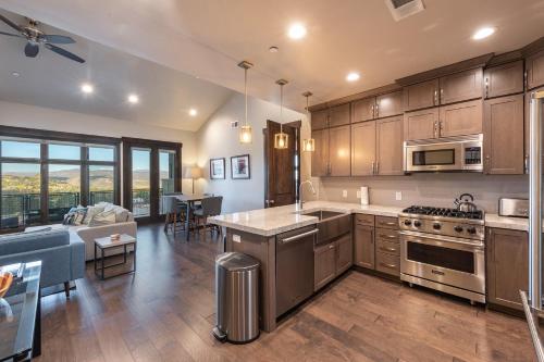 Blackstone Luxury 2br, Walk to Skiing at Cabriolet, Mountain View, Shared Pool and Hot tub, Gym