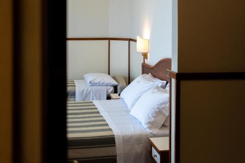 Triple Room with Lateral Sea View  image 10