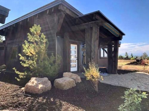 Experience Rustic Luxury at Blue Wing Olive Oasis, 2 Br, 1 Ba, BBQ!