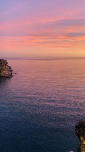 La Casa di Samantha a Villa Regina a picco sul mare con piscina