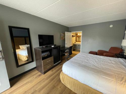 Econo Lodge - image 4
