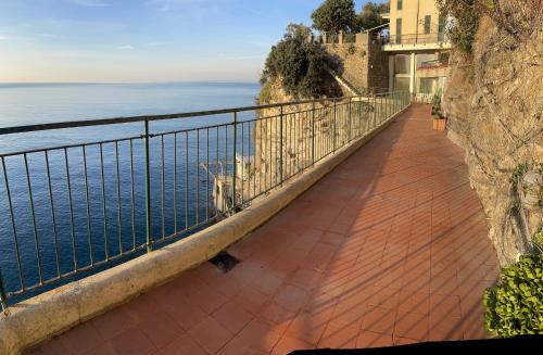 La Casa di Samantha a Villa Regina a picco sul mare con piscina