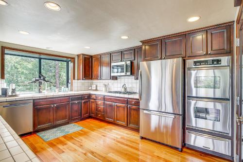 Luxe Lake Arrowhead Cabin with Mtn Views and Grill! in Lake Arrowhead, USA