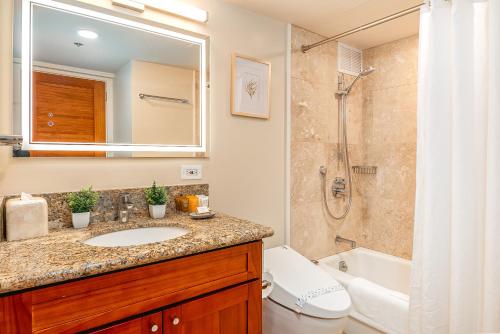 Upscale 2BR & 2BA Ocean View in Waikiki with Parking!, Honolulu (photo 6)