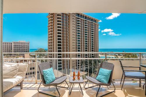 Upscale 2BR & 2BA Ocean View in Waikiki with Parking!, Honolulu (photo 2)