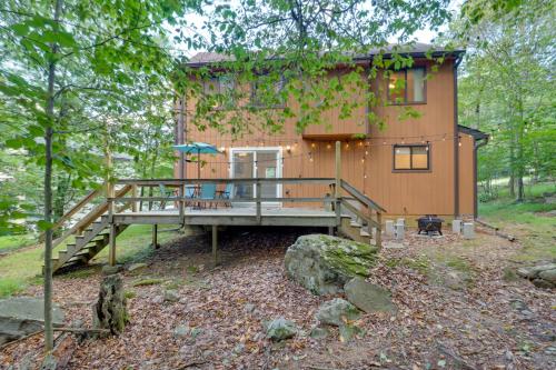 Poconos Cabin: Serene Deck, Fire Pit & Game Room - Coolbaugh Township, PA