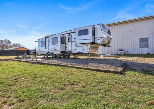 Cozy 2-Guest RV on Nature Farm