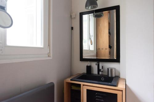 Spacious nest with terrace near Batignolles - image 4