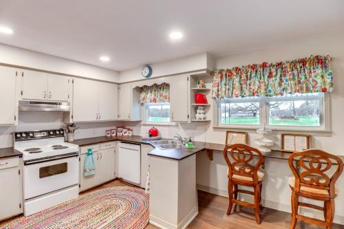 Historic Greers Ferry Home Less Than 2 Mi to Shiloh Marina in Fairfield Bay (AR)