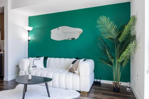 Luxury Home in Hollywood with Pool I Gym I Free Parking in Los Angeles, USA