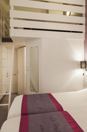 3 twin beds