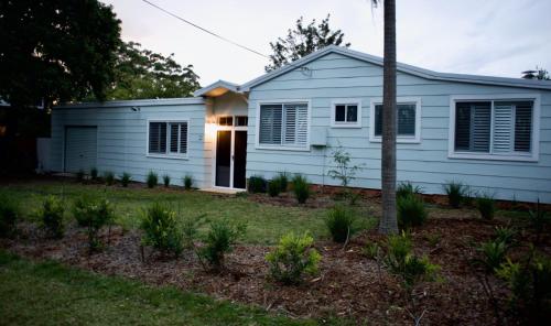 Alora Cottage is a short walk to beaches